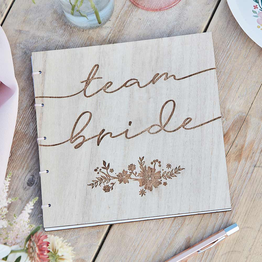 Puinen Vieraskirja, Team Bride