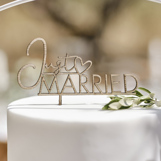 Puinen kakkukoriste - Just Married, 15cm