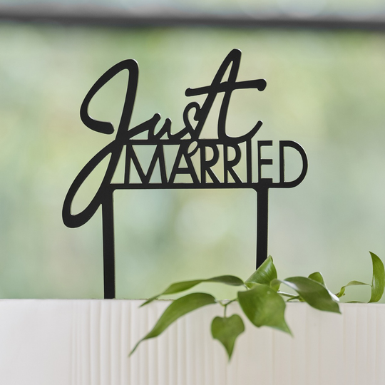Akryylinen kakkukoriste - Just Married, Musta, 12cm
